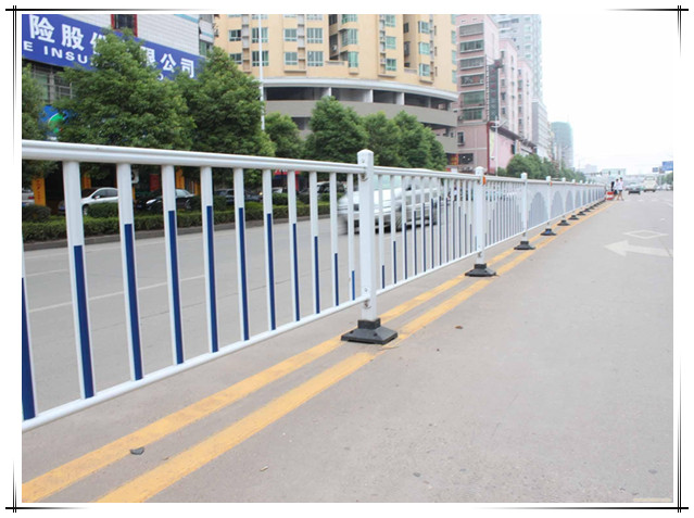 道路中間護欄