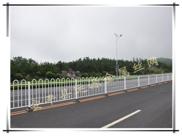 京式M型道路護(hù)欄